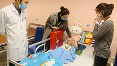 Bé gái rơi từ tầng 13 xuất viện