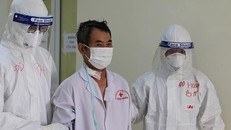 Nam bệnh nhân 2332 điều trị tại BV dã chiến số 2 - Trường Đại học Kỹ thuật y tế Hải Dương hiện đã tự thở khí phòng, có thể tự đi lại, sinh hoạt, không cần sự trợ giúp của y bác sĩ. 