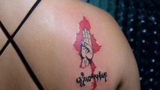 Người Myanmar phản đối đảo chính bằng hình xăm