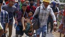 Một người biểu tình tại Yangon được đưa đi cấp cứu hôm Chủ nhật. Ảnh: AP