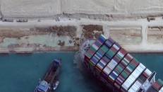 Tàu mắc cạn trên kênh đào Suez nổi trở lại
