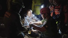 Nhà sư Thái Lan mắc kẹt trong hang ngập nước