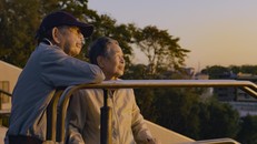 Cặp vợ chồng Kinuko và Haruhei thay phiên chăm sóc cho nhau từ khi trẻ đến lúc già.