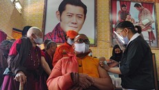 Một nhà sư được tiêm chủng vaccine ở Thimphu, thủ đô của Bhutan, vào ngày đầu tiên của chiến dịch tiêm chủng. Ảnh: AFP