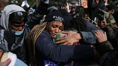 Nhiều người tụ tập bên ngoài tòa án Minneapolis đã ăn mừng sau khi nghe phán quyết. Ảnh: New York Post