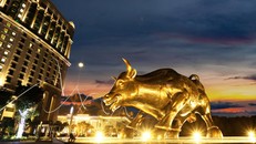 Tượng bò tót vàng độc đáo xuất hiện tại Hạ Long 