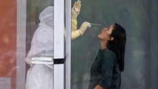 Bị bắt vì tái sử dụng tăm bông xét nghiệm COVID-19