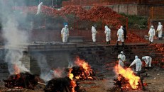 Các lò hỏa táng lộ thiên tại thủ đô Kathmandu. Ảnh: Reuters