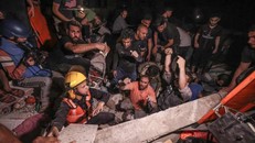 Lực lượng cứu hỏa Palestine khẩn trương tìm kiếm những người sống sót và các thi thể dưới đống đổ nát sau đợt pháo kích dữ dội vào thành phố Gaza hôm Chủ nhật. Ảnh: AFP