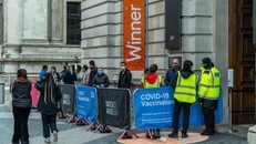 96% người dân Anh hình thành kháng thể sau một mũi vaccine