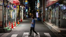 Các hàng quán tại khu Shimbashi, Tokyo, trống vắng các thực khách vào thời dịch. Ảnh: Getty