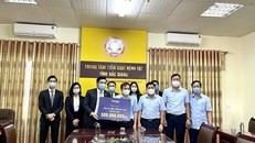 Đại diện lãnh đạo Danko Group trao ủng hộ 500 triệu đồng cho Trung tâm kiểm soát bệnh tật (CDC) tỉnh Bắc Giang.