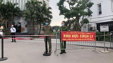 Lực lượng chức năng quận Tây Hồ phong tỏa tạm thời khách sạn Fraser Suite. Ảnh: Hà Nội Mới