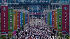 Trái ngược trong cách tổ chức Euro 2020 tại Vương Quốc Anh 