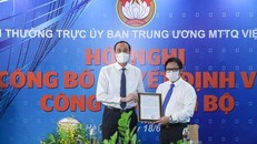 Ông Phùng Khánh Tài, Phó Chủ tịch UBTƯ MTTQ Việt Nam trao quyết định giao nhiệm vụ Quyền Tổng Biên tập báo Đại Đoàn Kết cho nhà báo Lê Anh Đạt. Ảnh: Đại Đoàn Kết