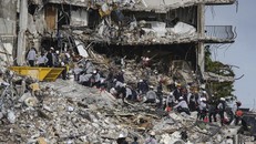 Hiện trường vụ sập nhà chung cư tại Miami. Ảnh: AP