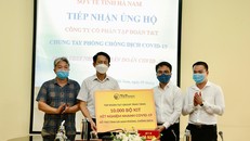 Ông Trần Viết Huệ, Phó Giám đốc Sở Y tế, đại diện Ban Chỉ đạo phòng chống dịch COVID-19 tiếp nhận 10.000 bộ kit xét nghiệm nhanh COVID-19 do Tập đoàn T&T Group trao tặng.