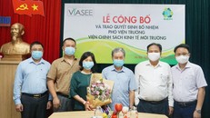 Lãnh đạo EEPI chúc mừng tân Phó Viện trưởng Lê Minh Toàn.