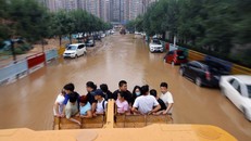 Xe tải, máy xúc giải cứu người dân Trung Quốc khỏi nước lũ