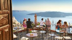 Các quán bar tại Hy Lạp hiện chỉ phục vụ những khách đã được tiêm chủng. Ảnh: The Guardian