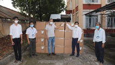Sun Group trao tặng kit xét nghiệm Covid-19 cho CDC Tây Ninh.