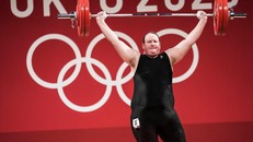 Laurel Hubbard lặng lẽ rời Olympic Tokyo 2020