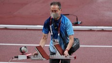 Một tình nguyện viên lớn tuổi chuẩn bị cho đường chạy điền kinh tại Olympic Tokyo 2020. Ảnh: AFP