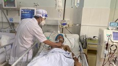 7 thanh niên bị ngộ độc vì uống rượu tự chế