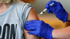 Y tá đánh tráo vaccine ngừa COVID-19 bằng nước muối