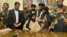 Các tay súng Taliban tại phủ tổng thống Afghanistan ở Kabul. Ảnh: AP
