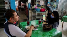 Thực khách tại thủ đô Kuala Lumpur của Malaysia xuất trình chứng nhận tiêm chủng để được dùng bữa trong nhà hàng. Ảnh: Reuters