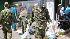 Bộ đội phân phát nhu yếu phẩm cho người dân TP HCM