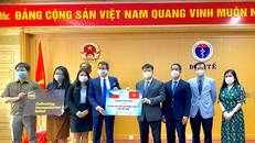 Đại diện của Đại sứ quán Cộng Hòa Séc tại Việt Nam, Bộ Y Tế, và công ty UPS Việt Nam tham dự buổi lễ bàn giao lô vaccine Covid-19 mà Quỹ UPS đã hỗ trợ vận chuyển.