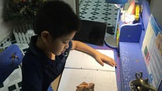 Bé Lê Nguyễn Duy Minh lớp 2L - TH School rất hào hứng với các bài học trực tuyến. 