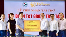 Ông Nguyễn Tất Thắng, Phó Tổng Giám đốc Tập đoàn T&T Group trao ủng hộ cho TS.BS Nguyễn Văn Thường, Giám đốc Bệnh viện đa khoa Đức Giang.
