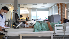 Bà Ngô Thị Tuất với bài tập phục hồi chức năng “thiết kế riêng” sau phẫu thuật tại Vinmec 