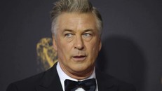 Alec Baldwin nổ súng tại phim trường khiến 2 người thương vong
