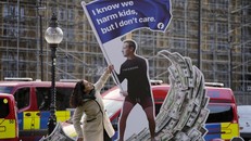 Người biểu tình chống Facebook đặt mô hình chế nhạo Mark Zuckerberg bên ngoài tòa nhà quốc hội Anh. Ảnh: AP