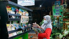 Raden Roro Hendarti - người sáng lập mô hình đổi rác lấy sách tại Indonesia. Ảnh: Reuters