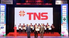 Đại diện TNS Holdings đón nhận chứng nhận TOP 10 doanh nghiệp tiêu biểu Việt Nam – Vietnam Award 2021