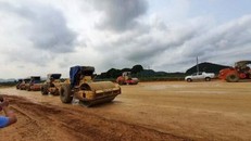 Gói thầu 10-XL, nhà thầu đang tranh thủ thời tiết khô ráo huy động máy móc nhân lực thi công 