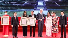 Ông Nguyễn Anh Tuấn, Phó Tổng Giám đốc T&T Group thay mặt Tập đoàn nhận giải Đặc biệt cho đồ án “Quy hoạch Bảo tồn, tôn tạo và phát huy giá trị Di tích Quốc gia đặc biệt Khu lưu niệm Chủ tịch Hồ Chí Minh tại Kim Liên, Nam Đàn, Nghệ An”.