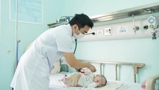 Số trẻ mắc virus hợp bào hô hấp đang có xu hướng gia tăng khi thời tiết chuyển mùa.