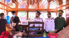 Cán bộ, chiến sĩ Vùng CSB 1 tuyên truyền và kiểm tra thiết bị giám sát hành trình trên tàu cá của ngư dân tại Nghệ An.