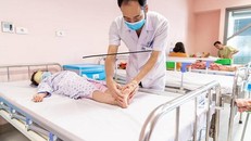 Trẻ đi 'bước cao, bước thấp' có thể là dấu hiệu của dị tật nguy hiểm