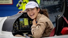 Cô gái 19 tuổi lập kỷ lục bay vòng quanh thế giới