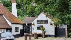 Quán rượu nghìn năm tuổi đóng cửa vì COVID-19