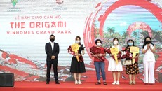 Đại diện Vinhomes và Mitsubishi Corporation trao chìa khóa cho các cư dân The Origami. 