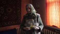 Bà Nadiya Trubchaninova, 70 tuổi, cầm trên tay bức ảnh của hai người con trai của bà Vadym Trubchaninov, 48 tuổi và Oleg Trubchaninov, 46 tuổi. Ảnh: AP