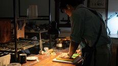 Người khoác 'tấm áo mới' cho sách 